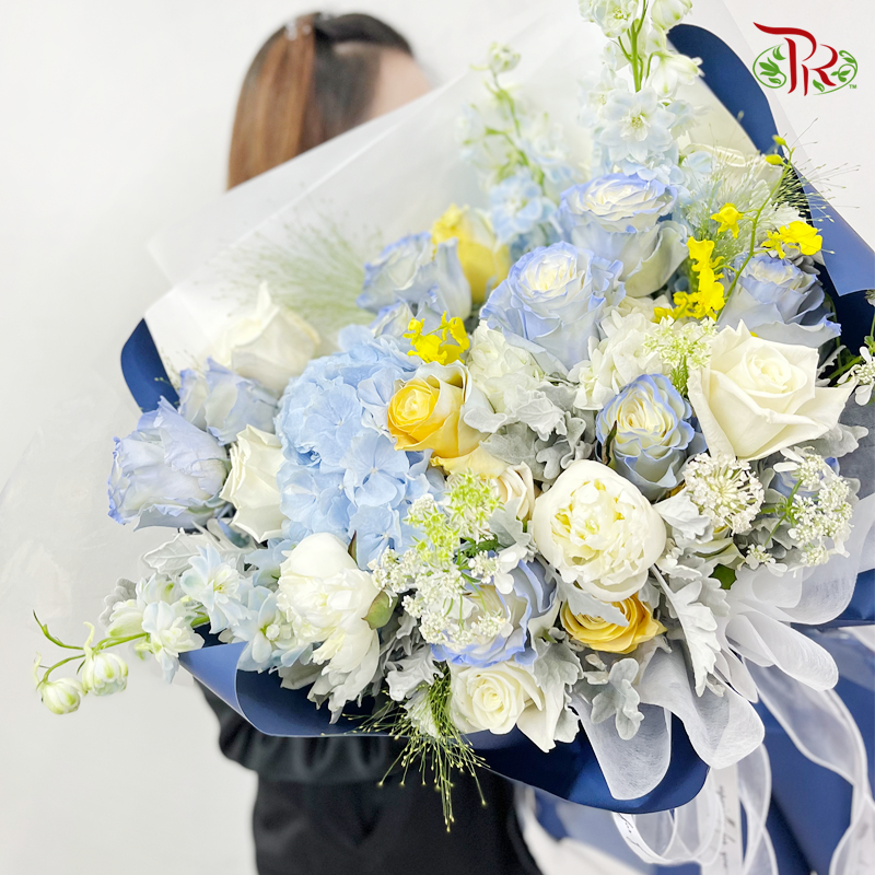 Grand Bouquet Arrangement In Blue With Touch Of Yellow (L Size)-Pudu Ria Florist-prflorist.com.my